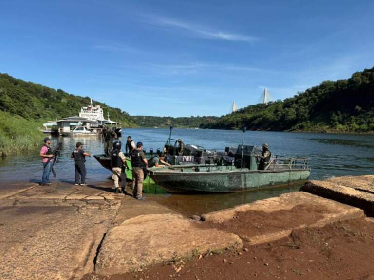 Tras un intenso tiroteo Prefectura secuestró mercadería ingresada de contrabando valuada en $245 millones imagen-25