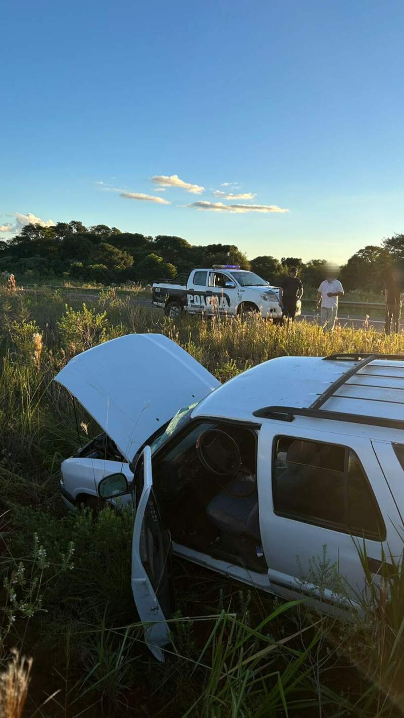 Despiste sobre la Ruta 14 en Tobuna: una camioneta terminó en un barranco 3 Despiste sobre la Ruta 14 en Tobuna: una camioneta terminó en un barranco imagen-2