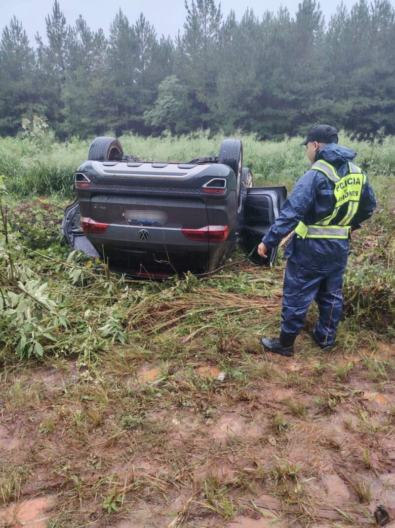 Hallaron un vehículo volcado en El Alcázar: estaba modificado para contrabando y era robado en Buenos Aires imagen-2