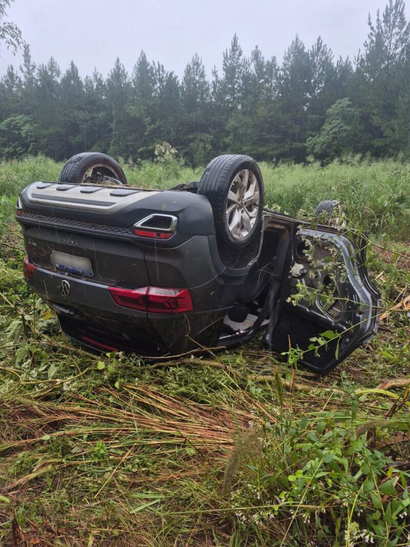 Hallaron un vehículo volcado en El Alcázar: estaba modificado para contrabando y era robado en Buenos Aires imagen-12