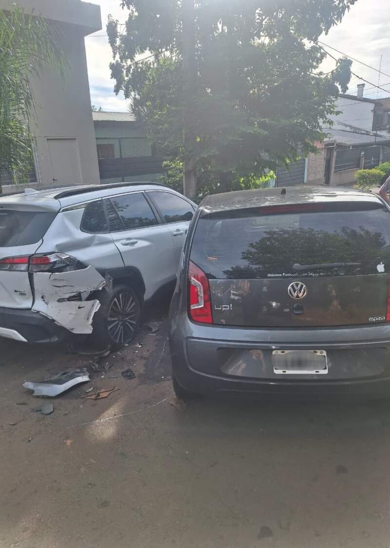 Posadas: impactó contra una camioneta estacionada y provocó daños materiales imagen-2