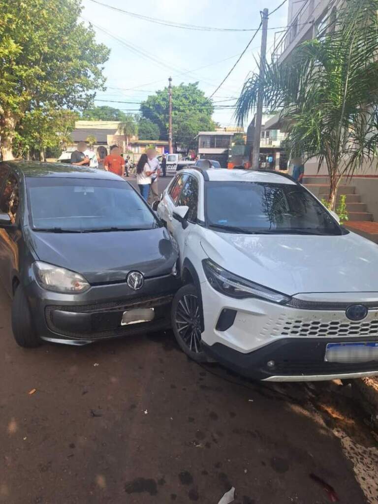 Posadas: impactó contra una camioneta estacionada y provocó daños materiales imagen-35