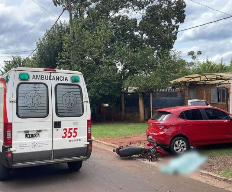 Murió un motociclista tras despistar e impactar contra un vehículo estacionado en Posadas imagen-12