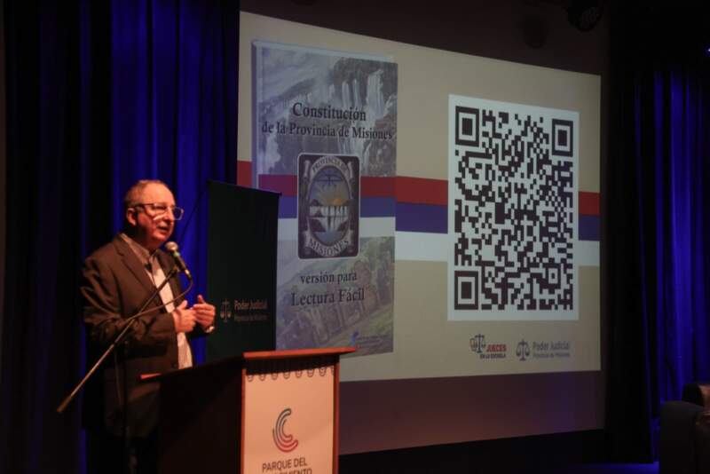 “Léanla, construyan sociedad y sean libres conociendo sus derechos”, señaló Passalacqua a estudiantes en la presentación de la Constitución de lectura fácil imagen-8