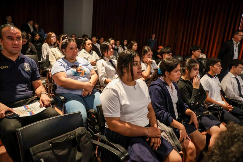 “Léanla, construyan sociedad y sean libres conociendo sus derechos”, señaló Passalacqua a estudiantes en la presentación de la Constitución de lectura fácil imagen-10