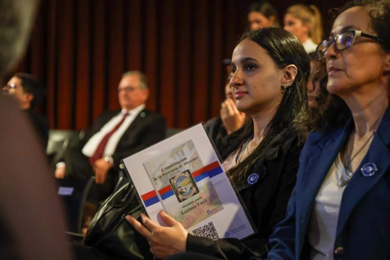 “Léanla, construyan sociedad y sean libres conociendo sus derechos”, señaló Passalacqua a estudiantes en la presentación de la Constitución de lectura fácil imagen-12