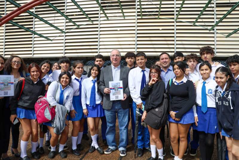 “Léanla, construyan sociedad y sean libres conociendo sus derechos”, señaló Passalacqua a estudiantes en la presentación de la Constitución de lectura fácil imagen-16