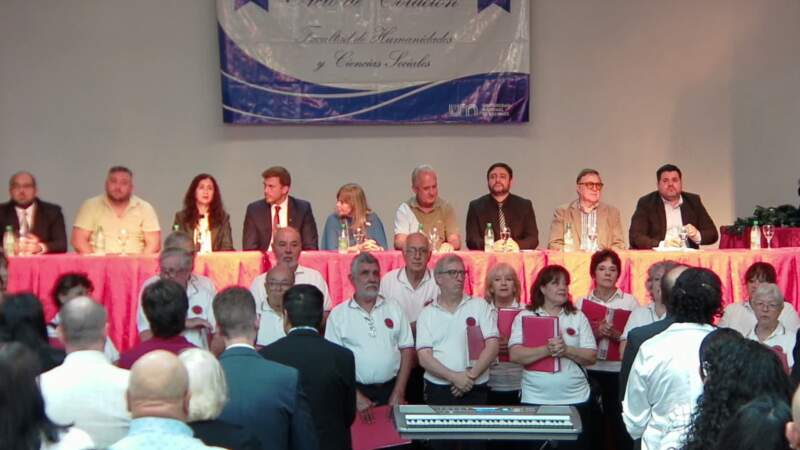 Semczuk puso en valor a la universidad pública y al esfuerzo no docente en una noche de graduación y defensa del sistema universitario Semczuk puso en valor a la universidad pública y al esfuerzo no docente en una noche de graduación y defensa del sistema universitario imagen-10