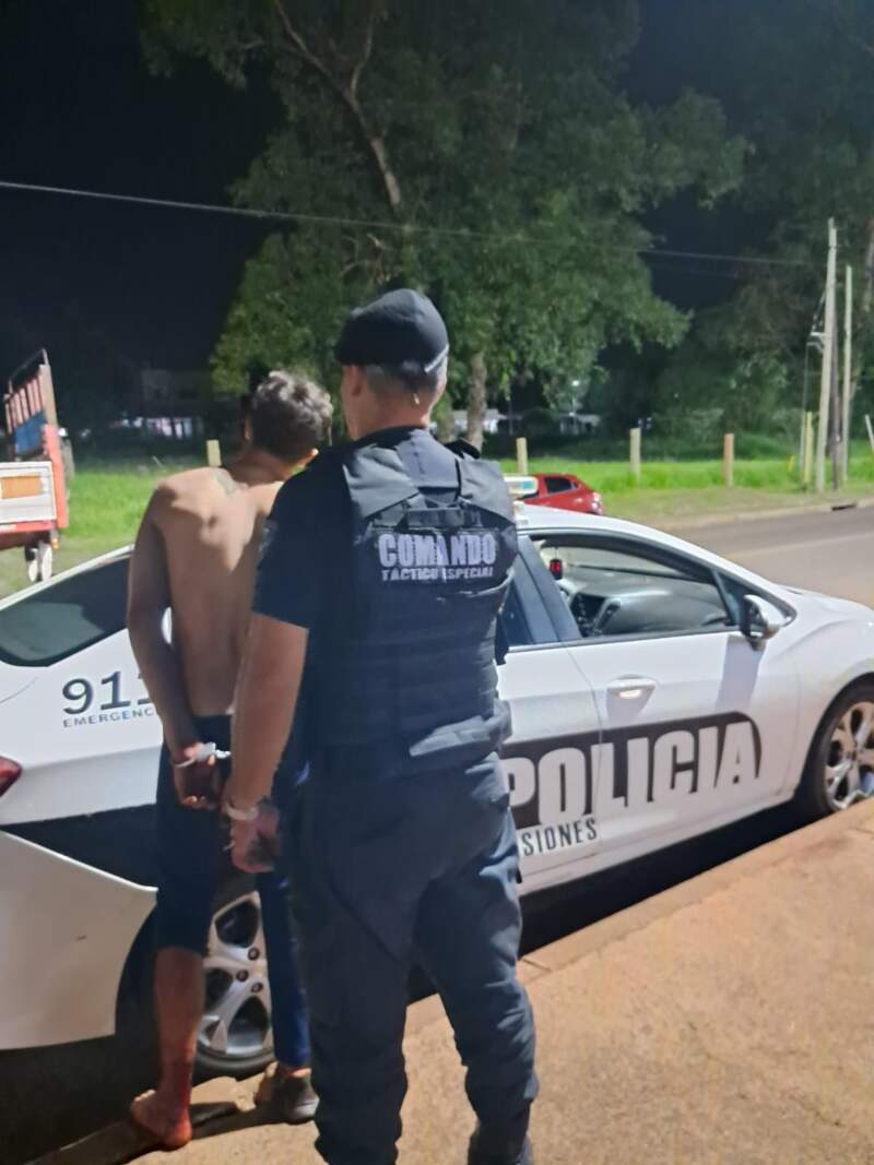 Quedó colgado del alambre al intentar robar y la Policía lo encontró herido y oculto en un baldío imagen-6