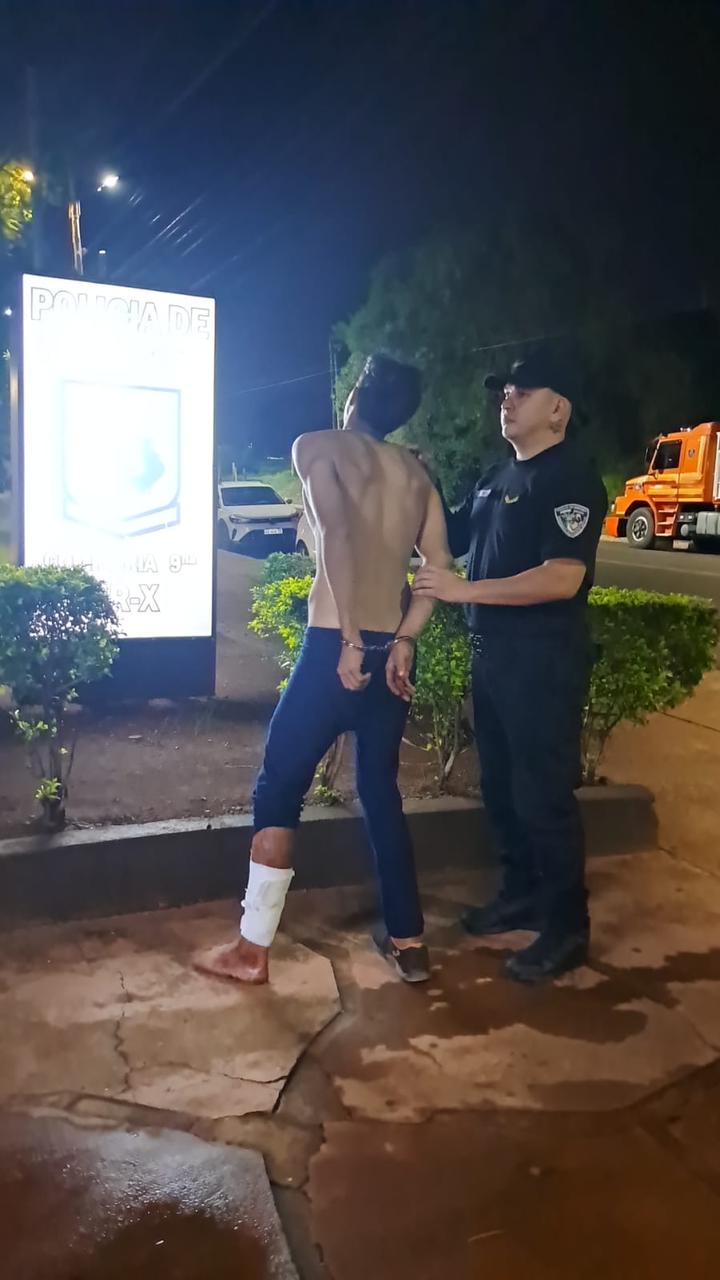 Quedó colgado del alambre al intentar robar y la Policía lo encontró herido y oculto en un baldío imagen-4