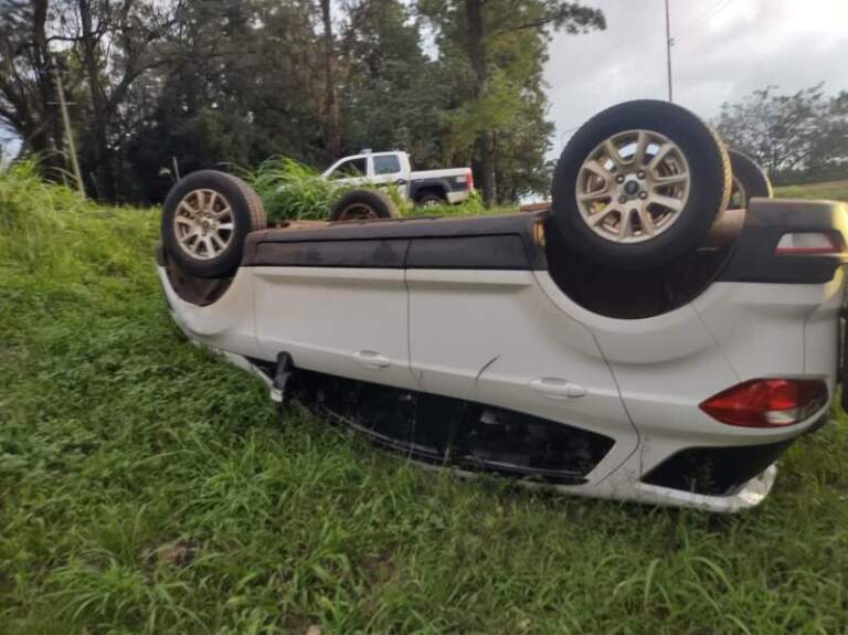 Despiste y vuelco en la avenida Quaranta de Posadas Despiste y vuelco en la avenida Quaranta de Posadas imagen-36