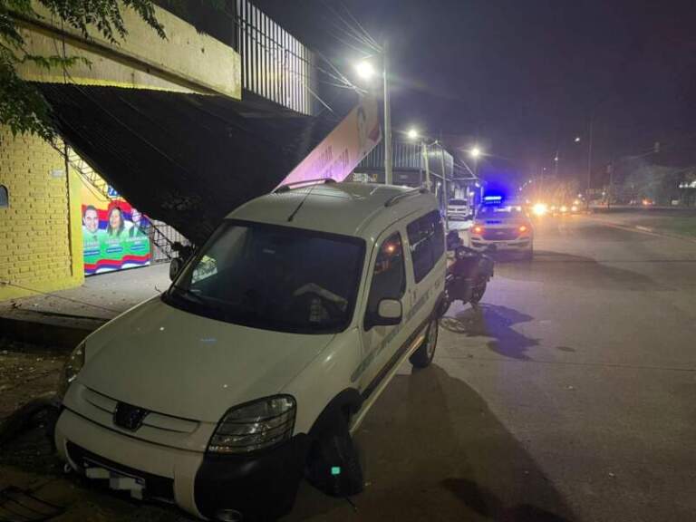 Despistó y chocó contra un cartel en Posadas imagen-24
