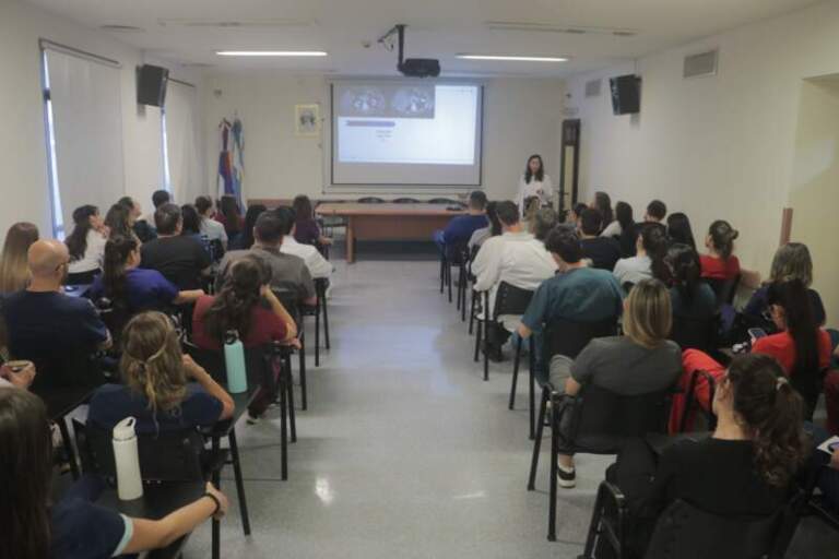 Entre el quirófano y el aula: residentes del Madariaga debaten el manejo interdisciplinario de patologías complejas Entre el quirófano y el aula: residentes del Madariaga debaten el manejo interdisciplinario de patologías complejas imagen-19