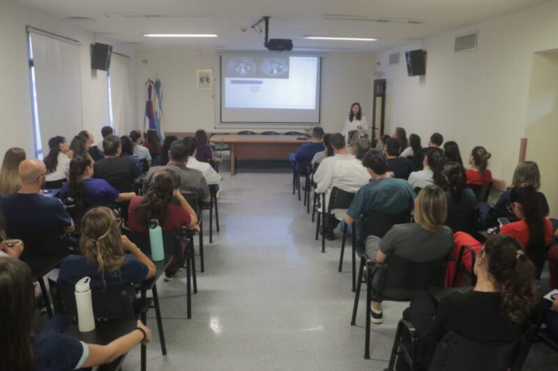 Entre el quirófano y el aula: residentes del Madariaga debaten el manejo interdisciplinario de patologías complejas imagen-26