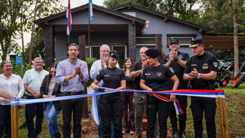 "Estamos logrando que nuestra querida Policía sea de aproximación, que esté cerca de la gente", dijo el Gobernador en la inauguración de un Destacamento en Eldorado imagen-7
