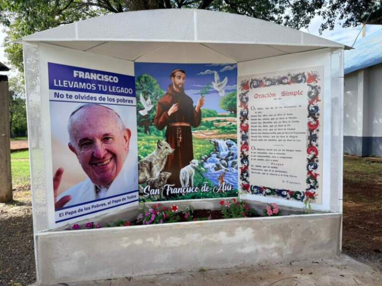 Posadas: una gruta en Manantiales recuerda el legado del Papa Francisco Posadas: una gruta en Manantiales recuerda el legado del Papa Francisco imagen-49