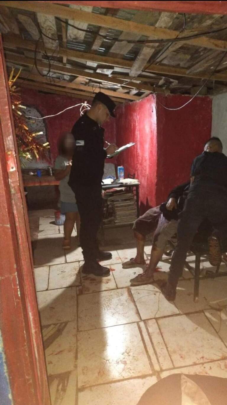 Irrumpió en la casa de su ex pareja y apuñaló a un hombre en el pecho: lo buscan intensamente en Eldorado Irrumpió en la casa de su ex pareja y apuñaló a un hombre en el pecho: lo buscan intensamente en Eldorado imagen-41