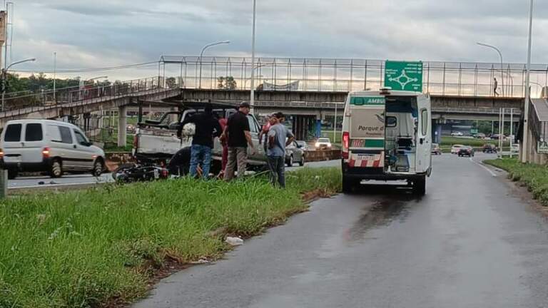 Un choque entre una moto y una camioneta en Posadas dejó un joven hospitalizado Un choque entre una moto y una camioneta en Posadas dejó un joven hospitalizado imagen-41