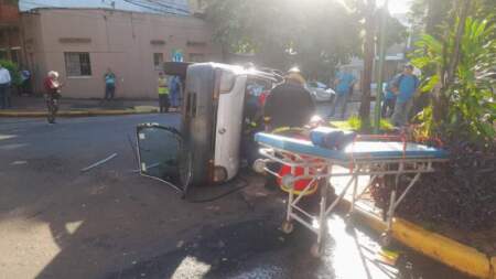 Siniestro vial en Posadas: choque y vuelco dejó cuatro personas lesionadas imagen-7