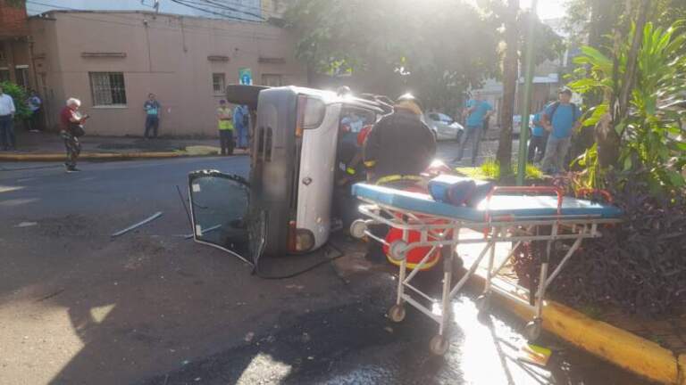 Siniestro vial en Posadas: choque y vuelco dejó cuatro personas lesionadas Siniestro vial en Posadas: choque y vuelco dejó cuatro personas lesionadas imagen-24