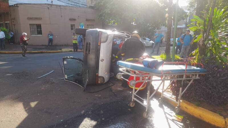 Siniestro vial en Posadas: choque y vuelco dejó cuatro personas lesionadas imagen-10
