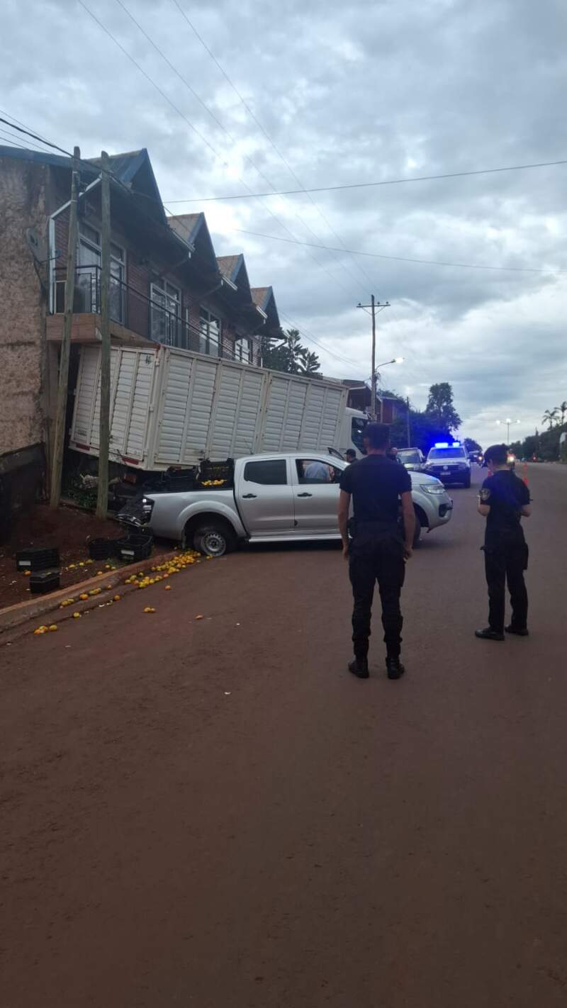 Colisión entre camión y camioneta dejó daños materiales en Jardín América imagen-2
