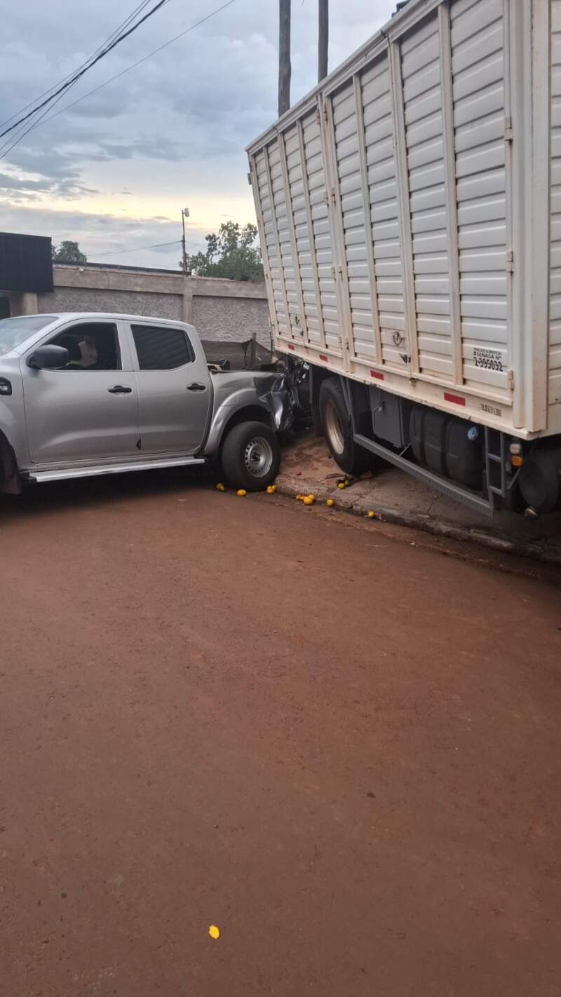 Colisión entre camión y camioneta dejó daños materiales en Jardín América imagen-4