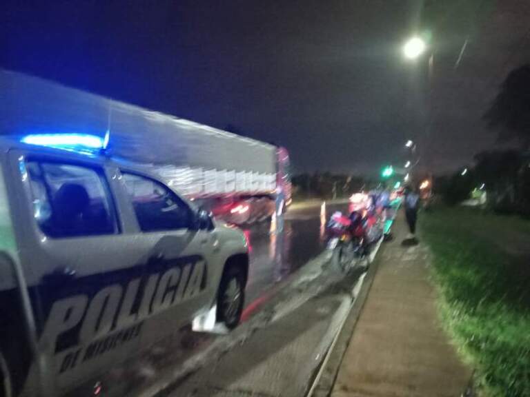 Triple colisión en Posadas: un motociclista terminó hospitalizado tras impactar contra un auto imagen-23