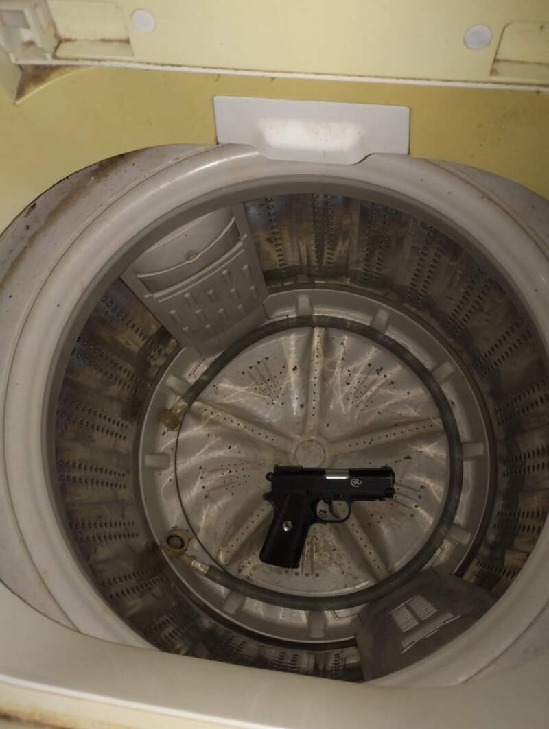 Investigadores “pescaron a Mojarra” con un arma usada en asaltos escondida en un lavarropas imagen-2