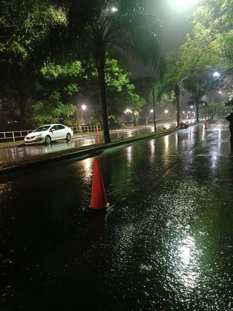 Choque violento en avenida Ulises López: un motociclista fue trasladado de urgencia imagen-12