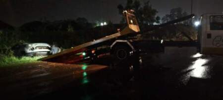 Terminó dentro de un desagüe tras perder el control en plena madrugada imagen-4