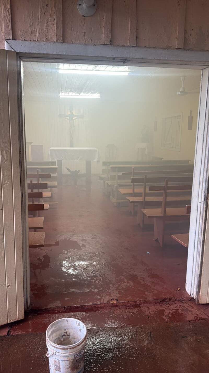 Casi se incendia completamente una capilla por una vela encendida como promesa imagen-4