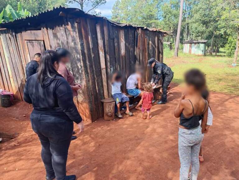 La Policía resguardó a cinco hermanitos que estaban solos y en situación de vulnerabilidad en Oberá La Policía resguardó a cinco hermanitos que estaban solos y en situación de vulnerabilidad en Oberá imagen-46