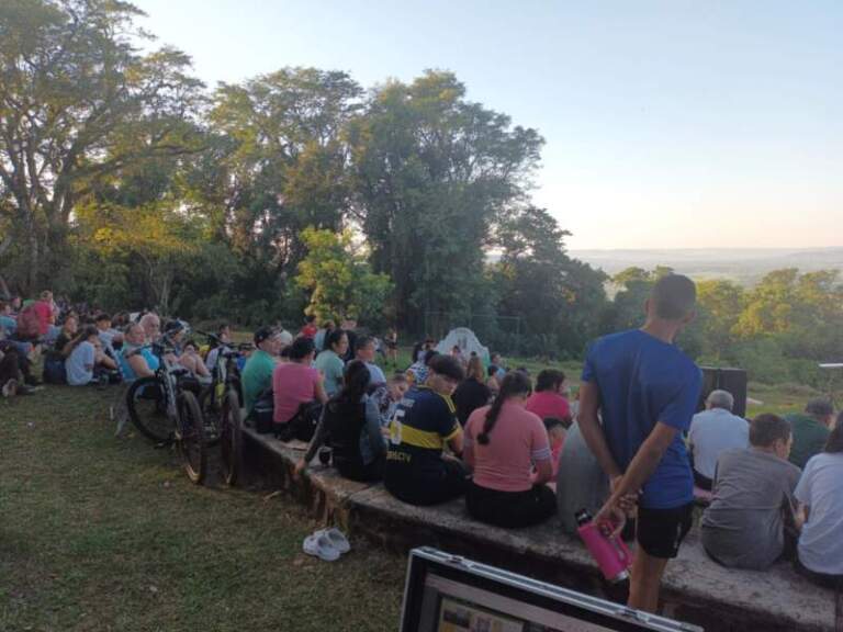 Fe y Tradición en las Alturas: Cientos de Peregrinos se Reúnen en el Cerro Monje imagen-47