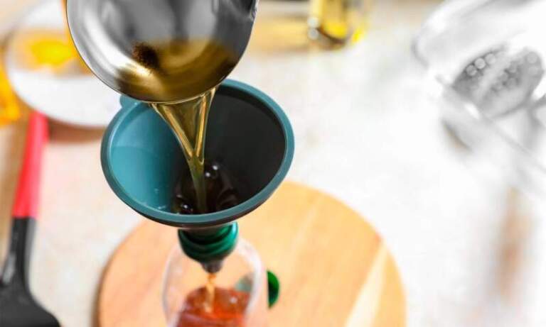 Aceite vegetal usado en Misiones: un sistema de recolección lo transforma en biocombustible y evita la contaminación de ríos y napas Aceite vegetal usado en Misiones: un sistema de recolección lo transforma en biocombustible y evita la contaminación de ríos y napas imagen-23