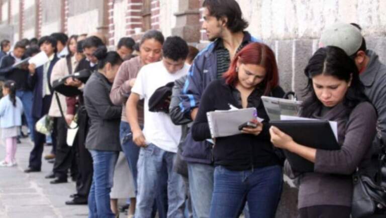 Fuerte caída del empleo formal en Argentina: más de 124.700 puestos menos en un año y aumento de monotributistas imagen-21