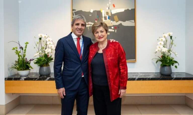 Cuenta regresiva financiera: Argentina enfrenta un pago de US$800 millones al FMI en plena tensión económica imagen-7