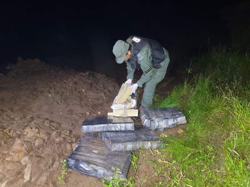 Incautaron más de 131 kilos de marihuana arrojados desde una canoa en la costa del Paraná imagen-12