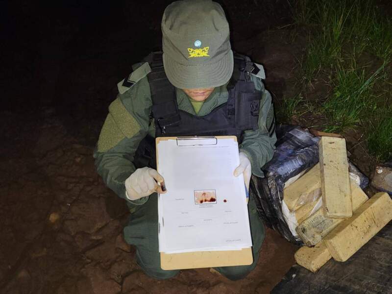 Incautaron más de 131 kilos de marihuana arrojados desde una canoa en la costa del Paraná imagen-3