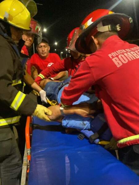 Bomberos de la Policía asistieron a un automovilista atrapado tras un choque sobre la Ruta Nacional 12 imagen-11