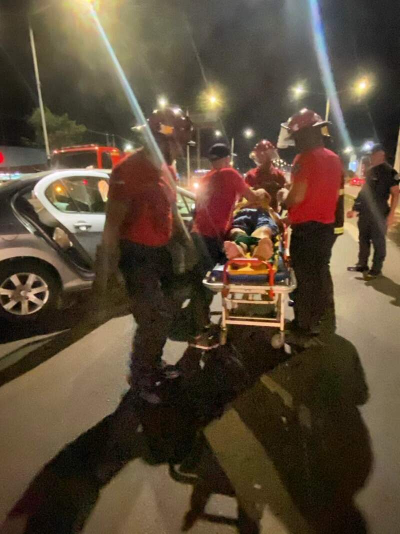 Bomberos de la Policía asistieron a un automovilista atrapado tras un choque sobre la Ruta Nacional 12 imagen-4
