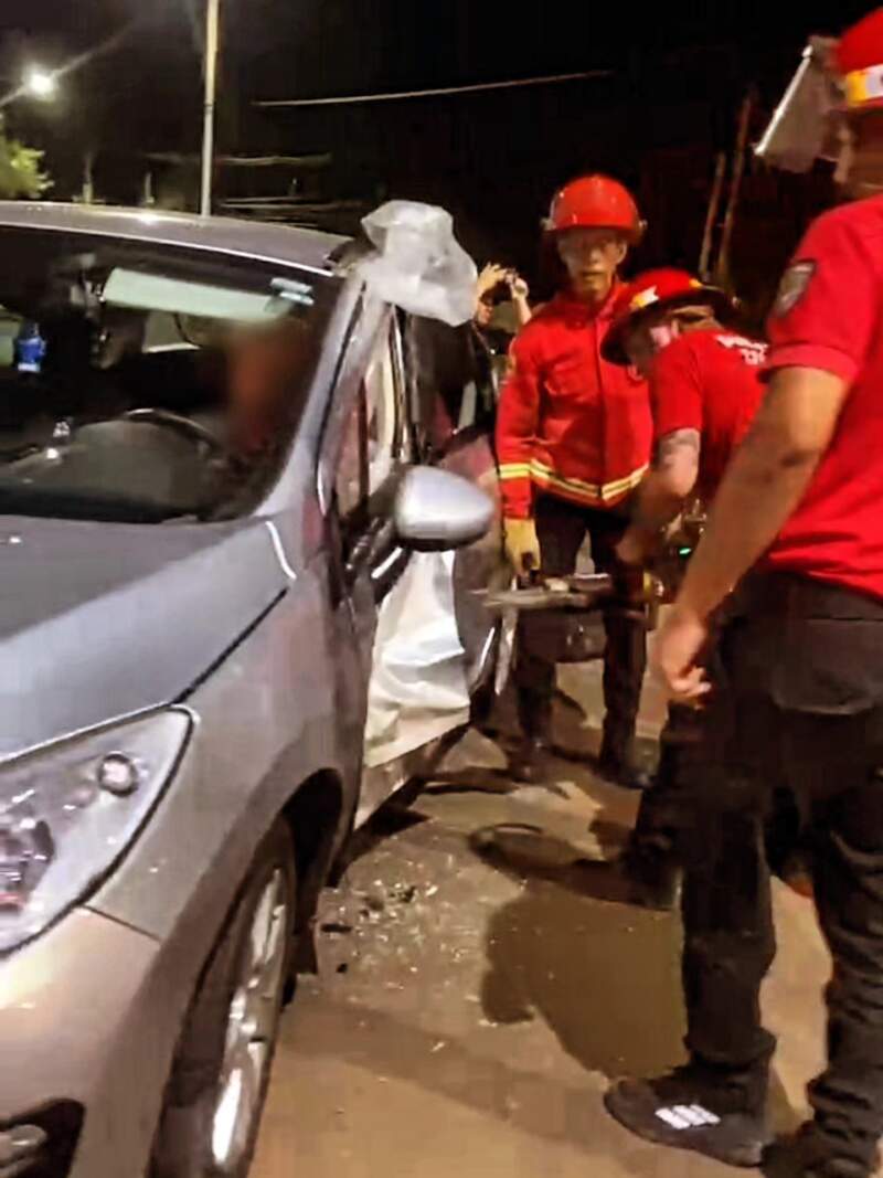 Bomberos de la Policía asistieron a un automovilista atrapado tras un choque sobre la Ruta Nacional 12 imagen-2
