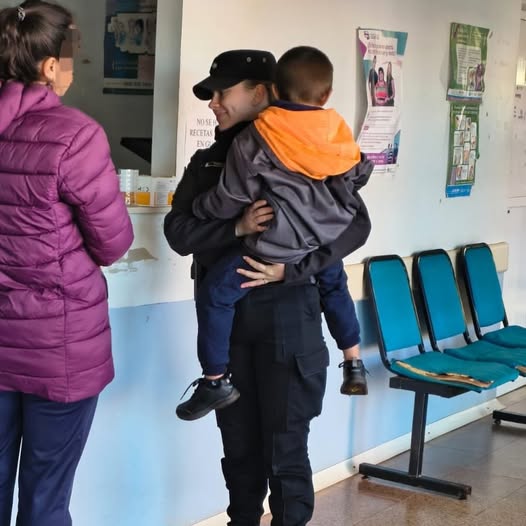 En cuestión de minutos, un niño de 3 años se escapó de sus cuidados pero fue resguardado por la Policía imagen-1