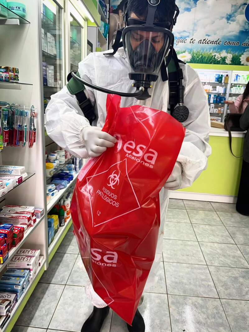 Temor en una farmacia de Oberá tras el derrame de mercurio, intervinieron Bomberos para evitar la dispersión de la sustancia peligrosa 7 Temor en una farmacia de Oberá tras el derrame de mercurio, intervinieron Bomberos para evitar la dispersión de la sustancia peligrosa imagen-6