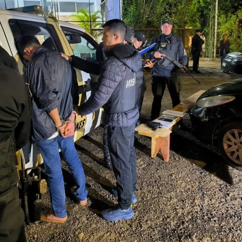 Incendios, disparos y amenazas: detuvieron al delincuente “Tata” y su cómplice por una serie de ataques en El Soberbio 2 Incendios, disparos y amenazas: detuvieron al delincuente “Tata” y su cómplice por una serie de ataques en El Soberbio imagen-1