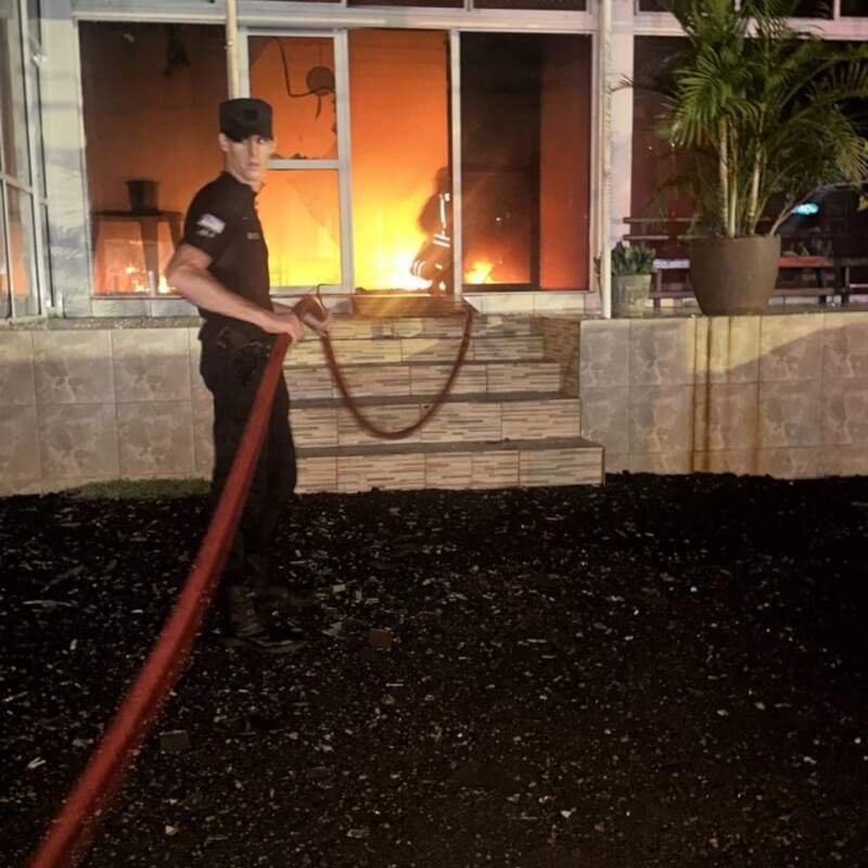Incendios, disparos y amenazas: detuvieron al delincuente “Tata” y su cómplice por una serie de ataques en El Soberbio 6 Incendios, disparos y amenazas: detuvieron al delincuente “Tata” y su cómplice por una serie de ataques en El Soberbio imagen-5