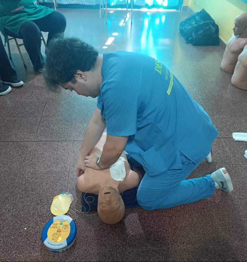 Capacitación que puede salvar vidas: enseñaron RCP, Maniobra de Heimlich y uso del DEA en escuelas del barrio Yacyretá 9 Capacitación que puede salvar vidas: enseñaron RCP, Maniobra de Heimlich y uso del DEA en escuelas del barrio Yacyretá imagen-8