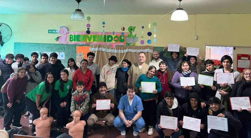 Capacitación que puede salvar vidas: enseñaron RCP, Maniobra de Heimlich y uso del DEA en escuelas del barrio Yacyretá 3 Capacitación que puede salvar vidas: enseñaron RCP, Maniobra de Heimlich y uso del DEA en escuelas del barrio Yacyretá imagen-2