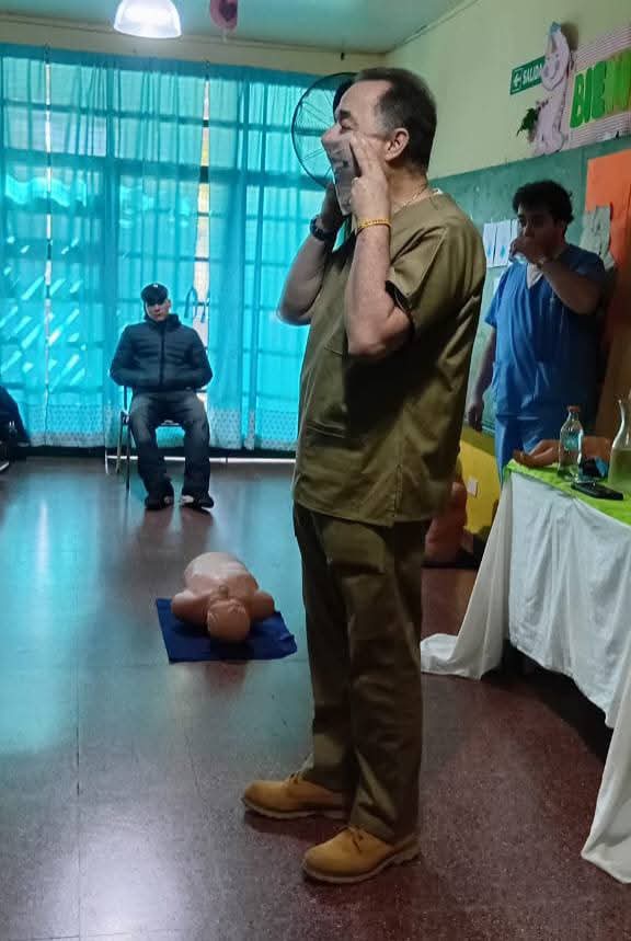 Capacitación que puede salvar vidas: enseñaron RCP, Maniobra de Heimlich y uso del DEA en escuelas del barrio Yacyretá 7 Capacitación que puede salvar vidas: enseñaron RCP, Maniobra de Heimlich y uso del DEA en escuelas del barrio Yacyretá imagen-6