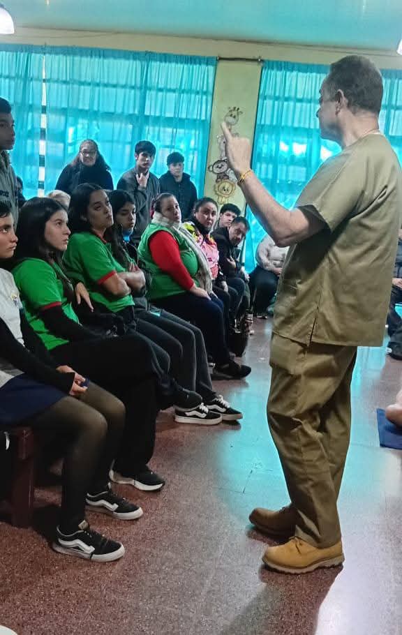 Capacitación que puede salvar vidas: enseñaron RCP, Maniobra de Heimlich y uso del DEA en escuelas del barrio Yacyretá 5 Capacitación que puede salvar vidas: enseñaron RCP, Maniobra de Heimlich y uso del DEA en escuelas del barrio Yacyretá imagen-4